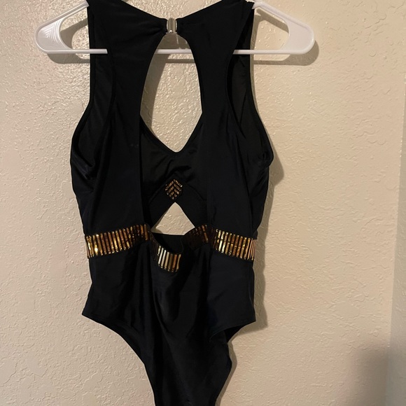 Beautiful bathing suit! - Picture 5 of 6